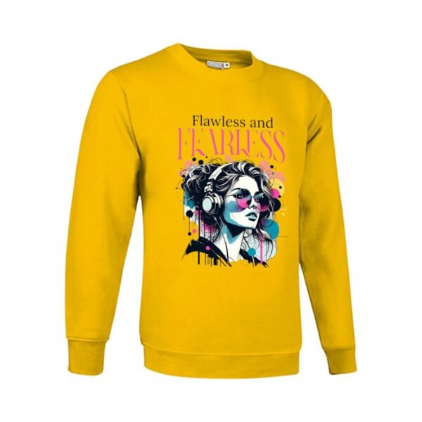 Sudadera clásica de color amarilla personalizada con una ilustracion grafica de una chica con unos auriculares y la frase "flawless and fearless" IMPECABLE Y VALIENTE
