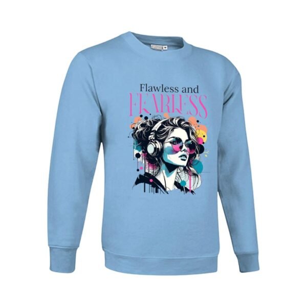Sudadera clásica de color azul celeste personalizada con una ilustracion grafica de una chica con unos auriculares y la frase "flawless and fearless" IMPECABLE Y VALIENTE