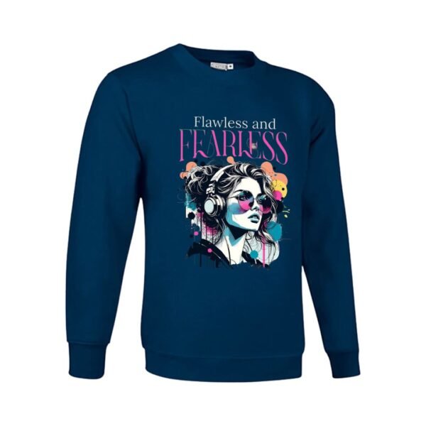 Sudadera clásica de color azul marino personalizada con una ilustracion grafica de una chica con unos auriculares y la frase "flawless and fearless" IMPECABLE Y VALIENTE