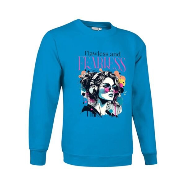 Sudadera clásica de color azul tropical personalizada con una ilustracion grafica de una chica con unos auriculares y la frase "flawless and fearless" IMPECABLE Y VALIENTE