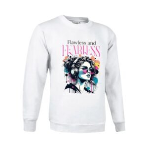 Sudadera clásica de color blanco personalizada con una ilustracion grafica de una chica con unos auriculares y la frase "flawless and fearless" IMPECABLE Y VALIENTE