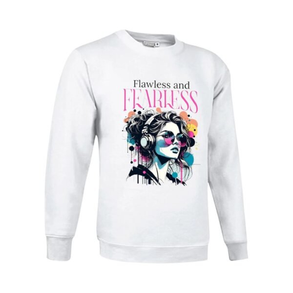 Sudadera clásica de color blanco personalizada con una ilustracion grafica de una chica con unos auriculares y la frase "flawless and fearless" IMPECABLE Y VALIENTE