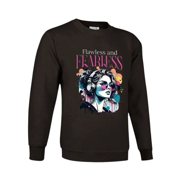 Sudadera clásica de color negro personalizada con una ilustracion grafica de una chica con unos auriculares y la frase "flawless and fearless" IMPECABLE Y VALIENTE