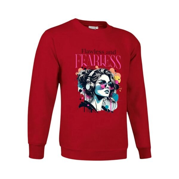 Sudadera clásica de color rojo personalizada con una ilustracion grafica de una chica con unos auriculares y la frase "flawless and fearless" IMPECABLE Y VALIENTE