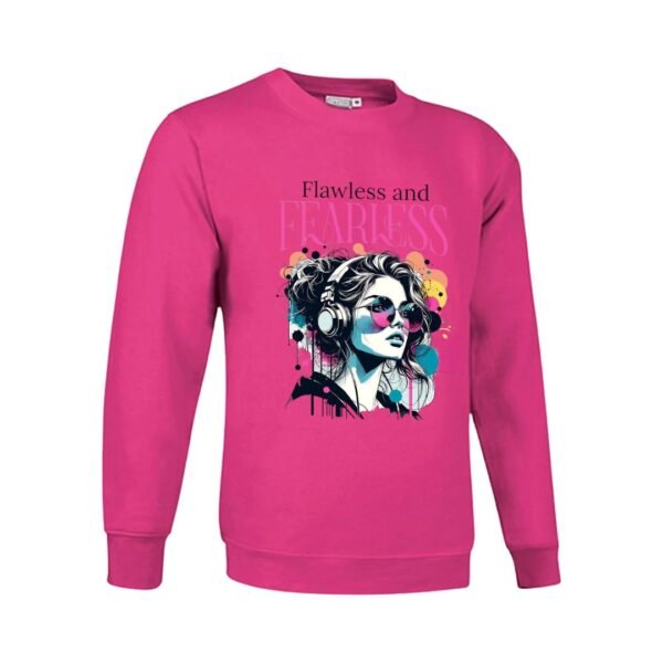 Sudadera clásica de color fucsia personalizada con una ilustracion grafica de una chica con unos auriculares y la frase "flawless and fearless" IMPECABLE Y VALIENTE