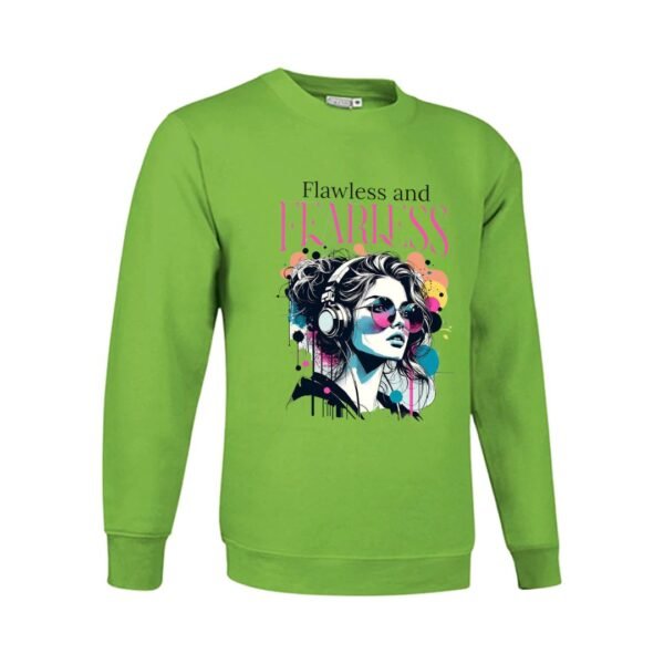 Sudadera clásica de color verde pistacho personalizada con una ilustracion grafica de una chica con unos auriculares y la frase "flawless and fearless" IMPECABLE Y VALIENTE