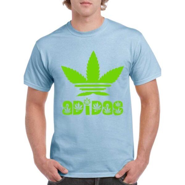Camiseta unisex azul celeste de algodón con diseño verde tipo caricatura inspirado en un logo clásico, con hojas de marihuana estilizadas y texto decorativo.