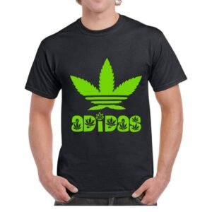 Camiseta unisex negra de algodón con diseño verde tipo caricatura inspirado en un logo clásico, con hojas de marihuana estilizadas y texto decorativo.