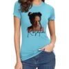 Camiseta azul celeste para mujer con ilustración artística del rostro de la famosa cantante Rosalia, escrito su nombre en tipografía estilizada.