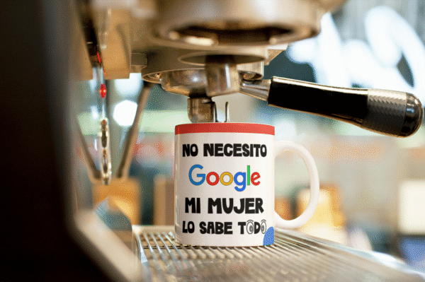 Taza cerámica blanca de 11 onzas, personalizada con la frase irónica "No necesito Google mi mujer lo sabe todo" conjuntamente con la imagen de la señora. Todo esto con los colores clasicos de google