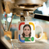 Taza cerámica blanca de 11 onzas, personalizada con la frase irónica "No necesito Google mi mujer lo sabe todo" conjuntamente con la imagen de la señora. Todo esto con los colores clasicos de google