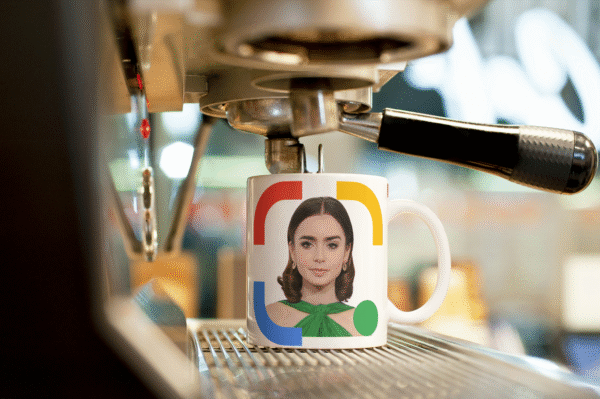 Taza cerámica blanca de 11 onzas, personalizada con la frase irónica "No necesito Google mi mujer lo sabe todo" conjuntamente con la imagen de la señora. Todo esto con los colores clasicos de google