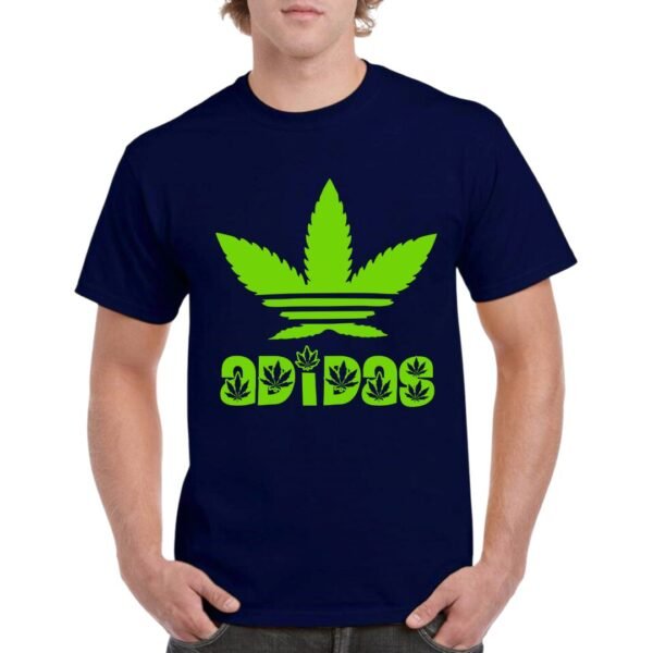 Camiseta unisex azul marino de algodón con diseño verde tipo caricatura inspirado en un logo clásico, con hojas de marihuana estilizadas y texto decorativo.