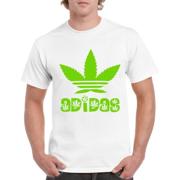 Camiseta unisex blanca de algodón con diseño verde tipo caricatura inspirado en un logo clásico, con hojas de marihuana estilizadas y texto decorativo.