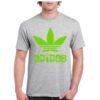 Camiseta unisex gris de algodón con diseño verde tipo caricatura inspirado en un logo clásico, con hojas de marihuana estilizadas y texto decorativo.