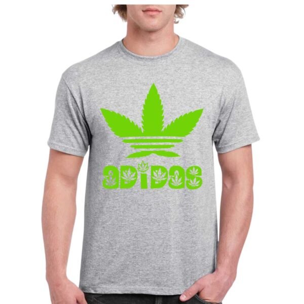 Camiseta unisex gris de algodón con diseño verde tipo caricatura inspirado en un logo clásico, con hojas de marihuana estilizadas y texto decorativo.