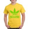 Camiseta unisex amarilla de algodón con diseño verde tipo caricatura inspirado en un logo clásico, con hojas de marihuana estilizadas y texto decorativo.