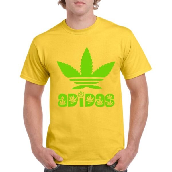 Camiseta unisex amarilla de algodón con diseño verde tipo caricatura inspirado en un logo clásico, con hojas de marihuana estilizadas y texto decorativo.