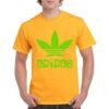 Camiseta unisex naranja de algodón con diseño verde tipo caricatura inspirado en un logo clásico, con hojas de marihuana estilizadas y texto decorativo.
