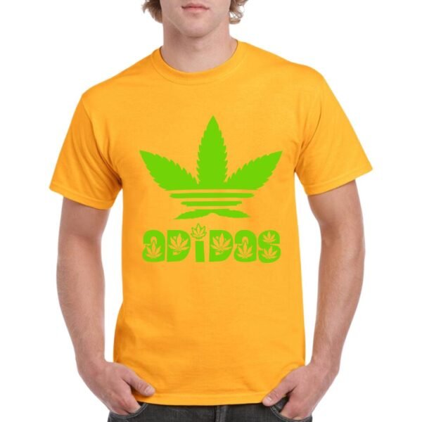 Camiseta unisex naranja de algodón con diseño verde tipo caricatura inspirado en un logo clásico, con hojas de marihuana estilizadas y texto decorativo.