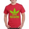 Camiseta unisex roja de algodón con diseño verde tipo caricatura inspirado en un logo clásico, con hojas de marihuana estilizadas y texto decorativo.