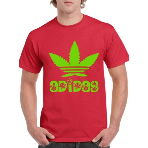 Camiseta unisex roja de algodón con diseño verde tipo caricatura inspirado en un logo clásico, con hojas de marihuana estilizadas y texto decorativo.