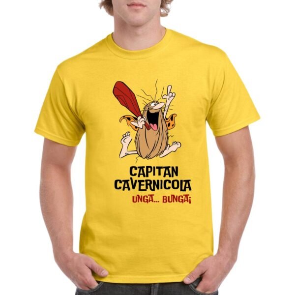 Camiseta unisex amarilla con ilustración del Capitán Cavernícola, un personaje animado con gran barba, garrote rojo y gesto entusiasta, acompañada del texto 'Capitán Cavernicola – Unga… Bunga!' en la parte frontal.