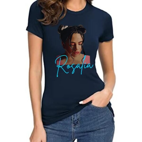 Camiseta azul marino para mujer con ilustración artística del rostro de la famosa cantante Rosalia, escrito su nombre en tipografía estilizada.