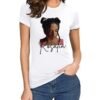 Camiseta blanca para mujer con ilustración artística del rostro de la famosa cantante Rosalia, escrito su nombre en tipografía estilizada.