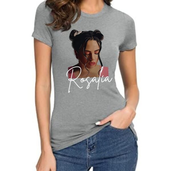 Camiseta gris para mujer con ilustración artística del rostro de la famosa cantante Rosalia, escrito su nombre en tipografía estilizada.