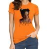 Camiseta naranja para mujer con ilustración artística del rostro de la famosa cantante Rosalia, escrito su nombre en tipografía estilizada.