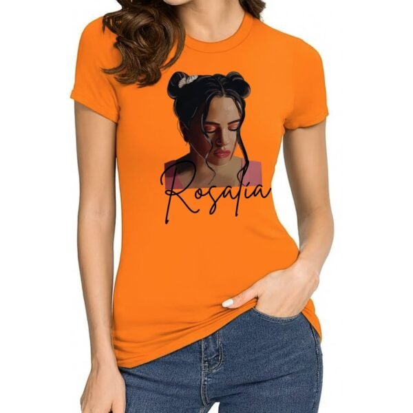 Camiseta naranja para mujer con ilustración artística del rostro de la famosa cantante Rosalia, escrito su nombre en tipografía estilizada.