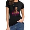 Camiseta negra para mujer con ilustración artística del rostro de la famosa cantante Rosalia, escrito su nombre en tipografía estilizada.