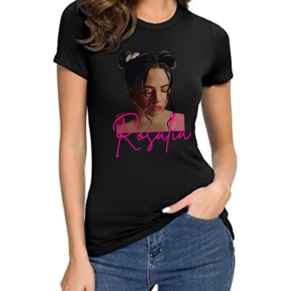 Camiseta negra para mujer con ilustración artística del rostro de la famosa cantante Rosalia, escrito su nombre en tipografía estilizada.
