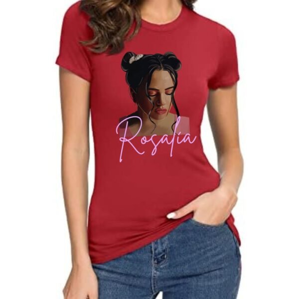 Camiseta roja para mujer con ilustración artística del rostro de la famosa cantante Rosalia, escrito su nombre en tipografía estilizada.