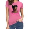 Camiseta rosa para mujer con ilustración artística del rostro de la famosa cantante Rosalia, escrito su nombre en tipografía estilizada.