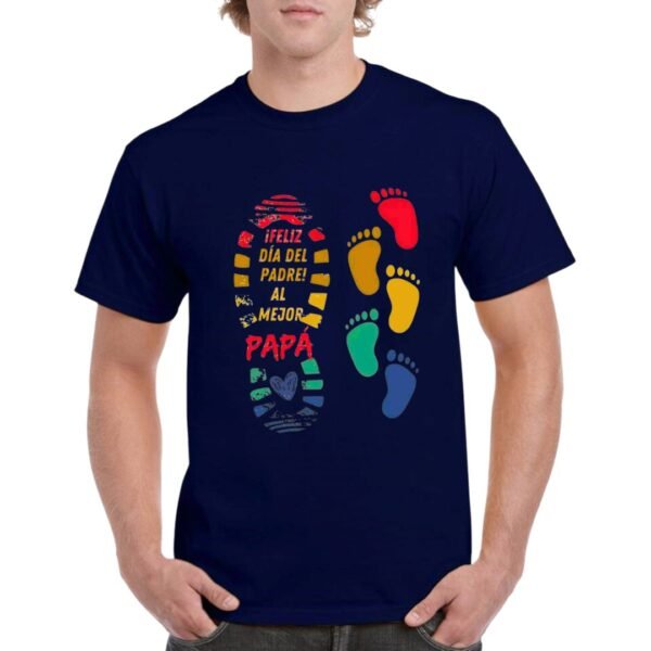 Camiseta unisex azul marino con diseño de huellas de papá y bebé y texto ‘¡Feliz Día del Padre! Al mejor papá’, ideal como regalo personalizado.