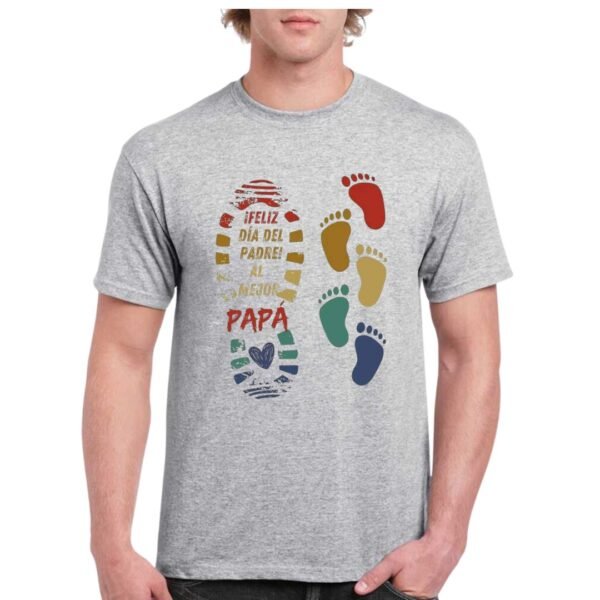 Camiseta unisex gris con diseño de huellas de papá y bebé y texto ‘¡Feliz Día del Padre! Al mejor papá’, ideal como regalo personalizado.