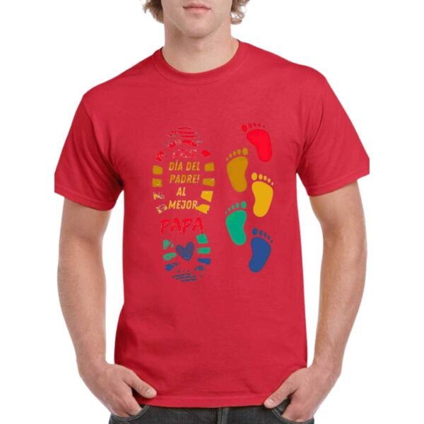 Camiseta unisex roja con diseño de huellas de papá y bebé y texto ‘¡Feliz Día del Padre! Al mejor papá’, ideal como regalo personalizado.