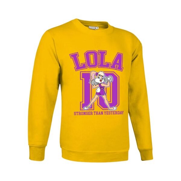 Sudadera amarilla para mujer con diseño Lola Bunny Fitness en tonos morados, con el texto “Stronger Than Yesterday”. Sudadera personalizable con nombre, confeccionada en mezcla de poliéster y algodón, ideal para regalar o lucir un estilo deportivo y divertido.