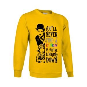 Sudadera amarilla con estampado en blanco y negro del personaje Charlot de Charlie Chaplin y una niña, con la frase inspiradora 'YOU'LL NEVER FIND A RAINBOW IF YOU'RE LOOKING DOWN' en colores del arcoíris