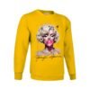 Sudadera unisex amarilla con ilustración artística de una mujer rubia soplando una pompa de chicle rosa, MARILYN MONROE, con estilo de pintura salpicada y detalles modernos.