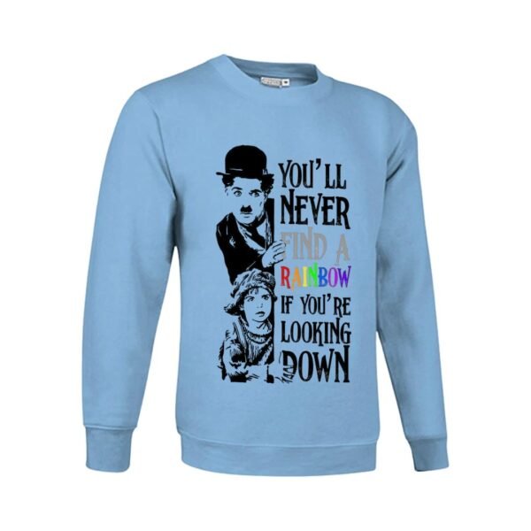 Sudadera azul celeste con estampado en blanco y negro del personaje Charlot de Charlie Chaplin y una niña, con la frase inspiradora 'YOU'LL NEVER FIND A RAINBOW IF YOU'RE LOOKING DOWN' en colores del arcoíris