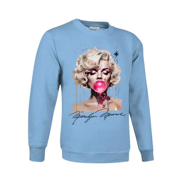Sudadera unisex azul celeste con ilustración artística de una mujer rubia soplando una pompa de chicle rosa, MARILYN MONROE, con estilo de pintura salpicada y detalles modernos.