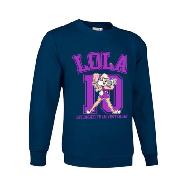 Sudadera azul marino para mujer con diseño Lola Bunny Fitness en tonos morados, con el texto “Stronger Than Yesterday”. Sudadera personalizable con nombre, confeccionada en mezcla de poliéster y algodón, ideal para regalar o lucir un estilo deportivo y divertido.