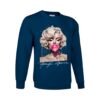 Sudadera unisex azul marino con ilustración artística de una mujer rubia soplando una pompa de chicle rosa, MARILYN MONROE, con estilo de pintura salpicada y detalles modernos.