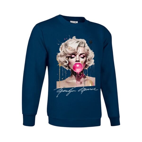 Sudadera unisex azul marino con ilustración artística de una mujer rubia soplando una pompa de chicle rosa, MARILYN MONROE, con estilo de pintura salpicada y detalles modernos.