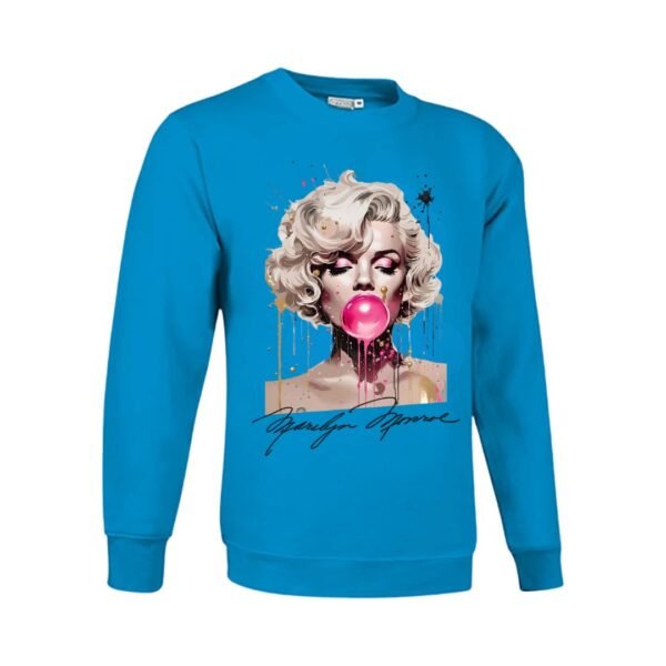 Sudadera unisex azul tropical con ilustración artística de una mujer rubia soplando una pompa de chicle rosa, MARILYN MONROE, con estilo de pintura salpicada y detalles modernos.