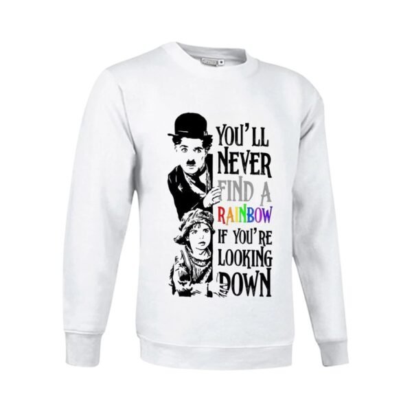 Sudadera blanca con estampado en blanco y negro del personaje Charlot de Charlie Chaplin y una niña, con la frase inspiradora 'YOU'LL NEVER FIND A RAINBOW IF YOU'RE LOOKING DOWN' en colores del arcoíris
