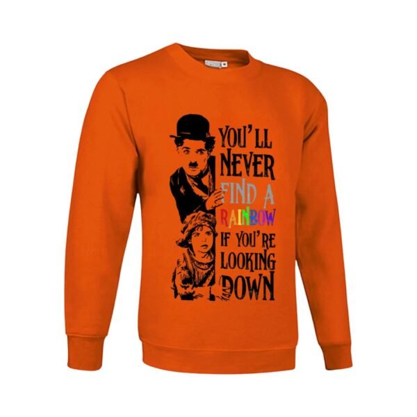 Sudadera naranja con estampado en blanco y negro del personaje Charlot de Charlie Chaplin y una niña, con la frase inspiradora 'YOU'LL NEVER FIND A RAINBOW IF YOU'RE LOOKING DOWN' en colores del arcoíris
